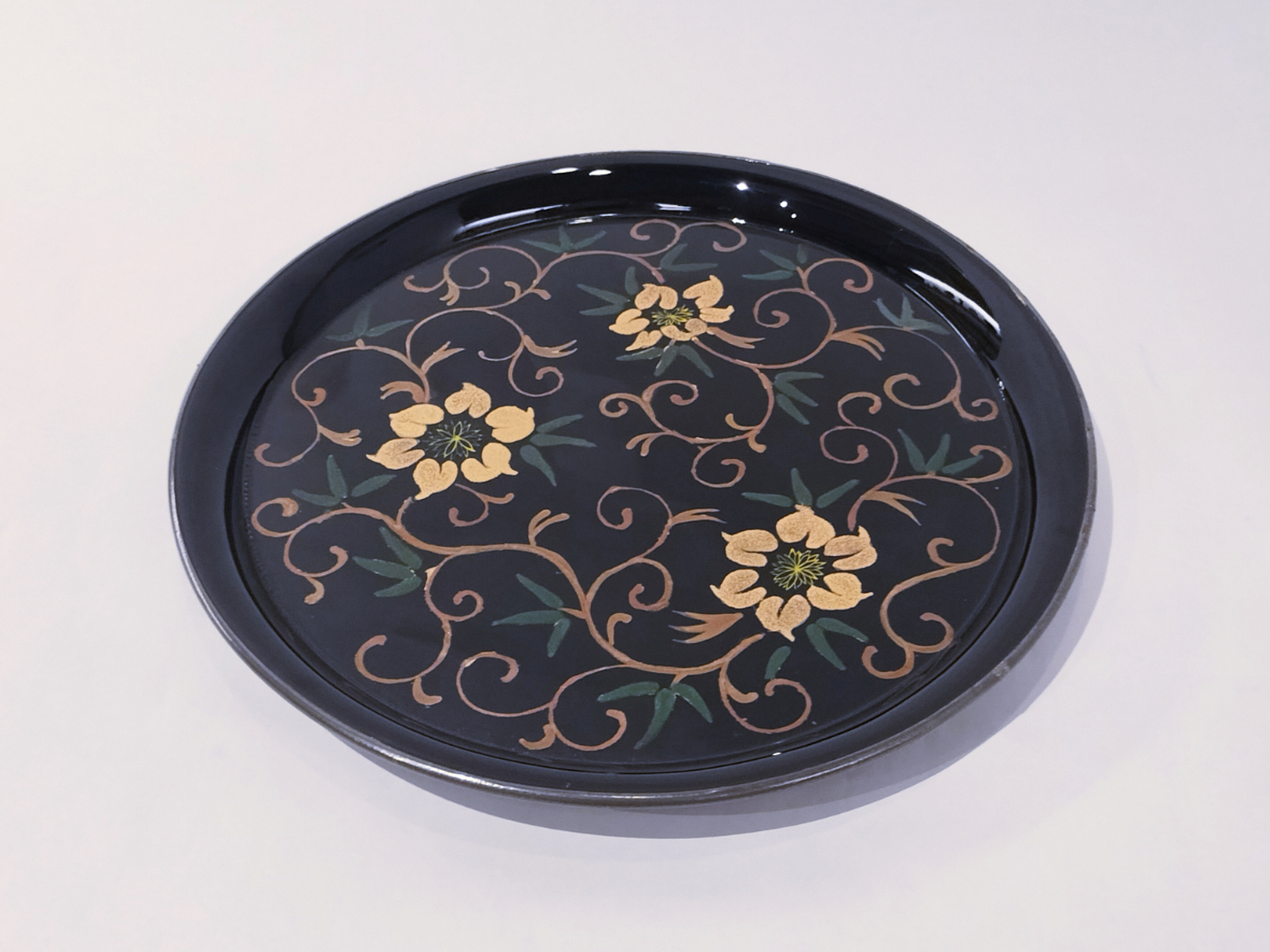 丸皿 鉄線唐草 白蒔絵 | CRAFTAL